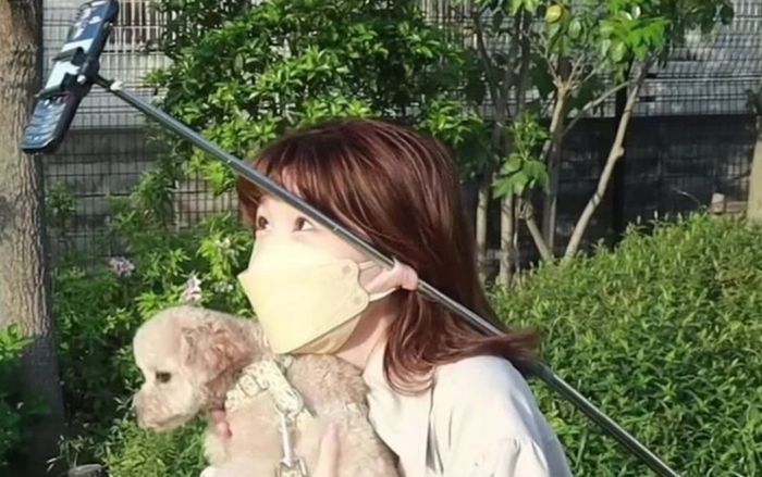 Cô gái có khả năng kỳ lạ: Dùng dái tai cầm ô hoặc gậy chụp ảnh