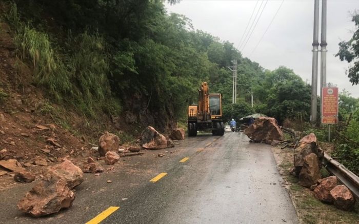 Ảnh hưởng mưa lớn nhiều ngày, xảy ra lở đá nguy hiểm tại Quốc lộ 37 gây ùn tắc giao thông
