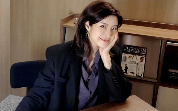 Bất ngờ trước dung nhan của nữ ca sĩ bị ném gạch vào mặt trên sân khấu