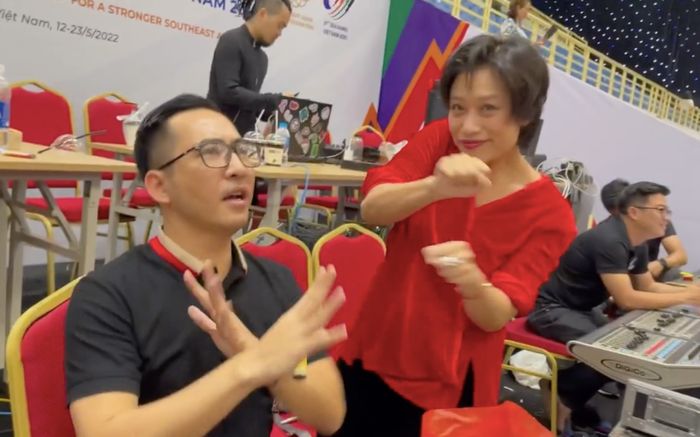 Clip hậu trường bế mạc SEA Games 31, nhạc rộn ràng, hai đạo diện nhảy múa tưng bừng xua đi mệt mỏi