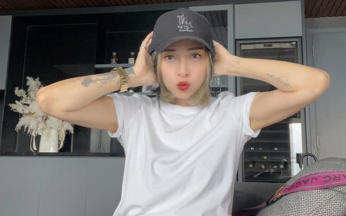 Hậu đám cưới, Ngô Thanh Vân 'xả vai' ngoan hiền, quay trở về với hình ảnh cá tính 'nổi loạn'