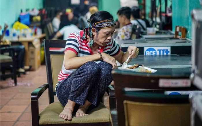 Lan truyền hình ảnh NSƯT Hoài Linh ngồi co hai chân ăn cơm hộp hậu ồn ào từ thiện, thực hư thế nào?