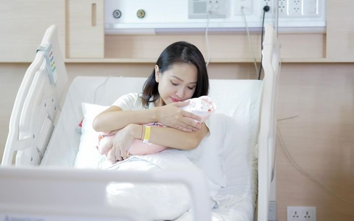 Vân Hugo chia sẻ ảnh 'vượt cạn' thành công, hé lộ bí mật tên nhóc tỳ