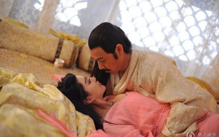 Đêm thị tẩm của hoàng đế với phi tần không phát ra âm thanh vì lý do gì?