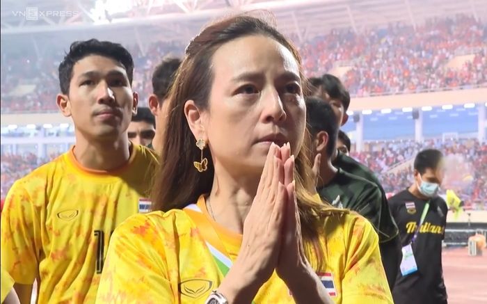 Chuyện chưa kể về Madam Pang và Polking: Người bản lĩnh tri ân CĐV, kẻ thua bỏ đội ngồi một mình