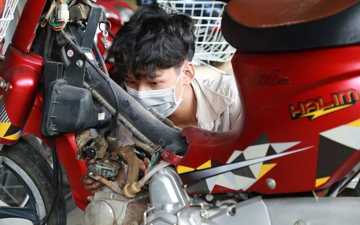 Nam sinh 10X sửa miễn phí hàng trăm chiếc xe máy cho sinh viên tại Ký túc xá