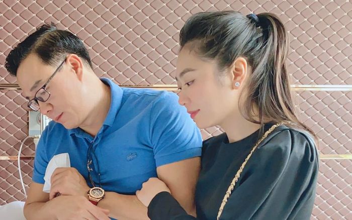 Khoe ảnh đưa vợ ca sĩ đi thăm bố, 'vua cá Koi' Thắng Ngô tiết lộ luôn lý do mẹ bật khóc trong hôn lễ