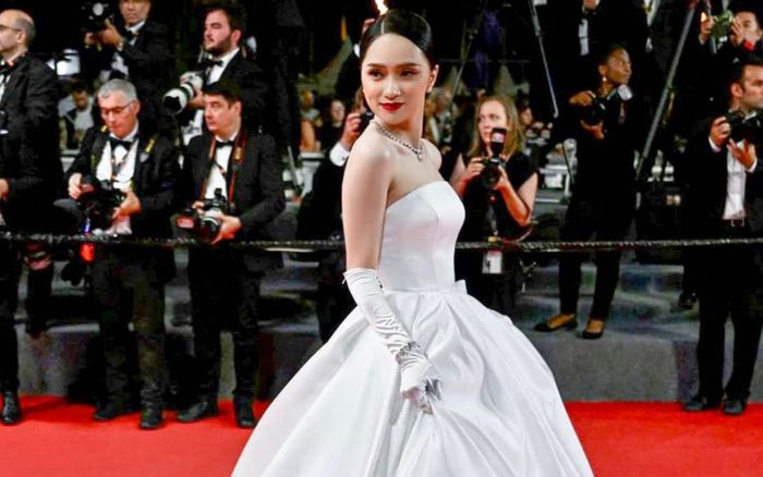 Hương Giang chỉ có vỏn vẹn vài tấm ảnh đi thảm đỏ Cannes, hoang mang vì ê-kíp không được vào trong