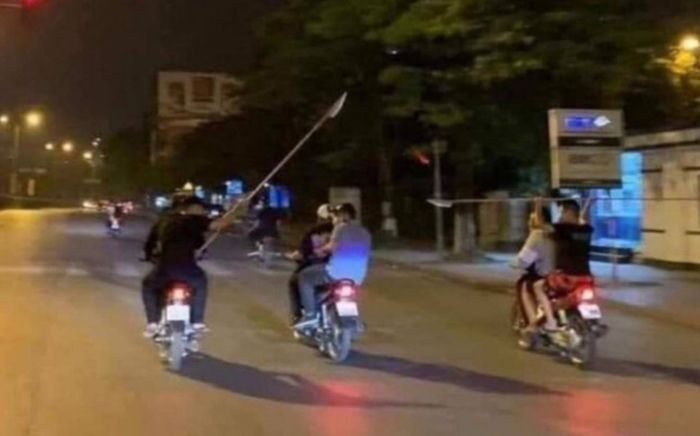 Thanh niên bị đuổi đánh, cướp xe máy giữa phố Hà Nội