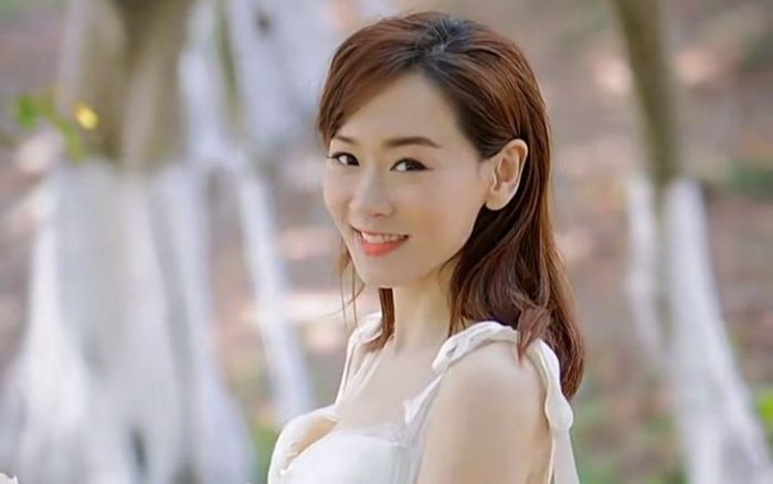 Hoa hậu Hong Kong 2001 Dương Tư Kỳ phải đi hát ở hộp đêm kiếm tiền nuôi con