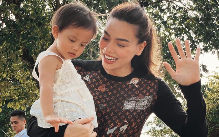 Đi học thì thôi, về đến nhà là con gái Hà Hồ liền mở liveshow ca hát khiến nữ ca sĩ 'vui như trẩy hội'