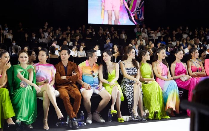 Bức ảnh hiếm hoi chồng Đoàn Di Băng 'đối đầu' chồng Phan Như Thảo ngay trong show thời trang