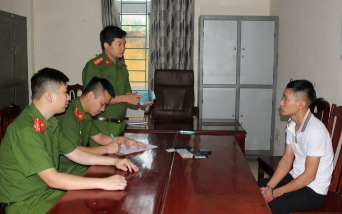 Nam thanh niên mang cọc tiền âm phủ đi nhờ làm dịch vụ chuyển khoản