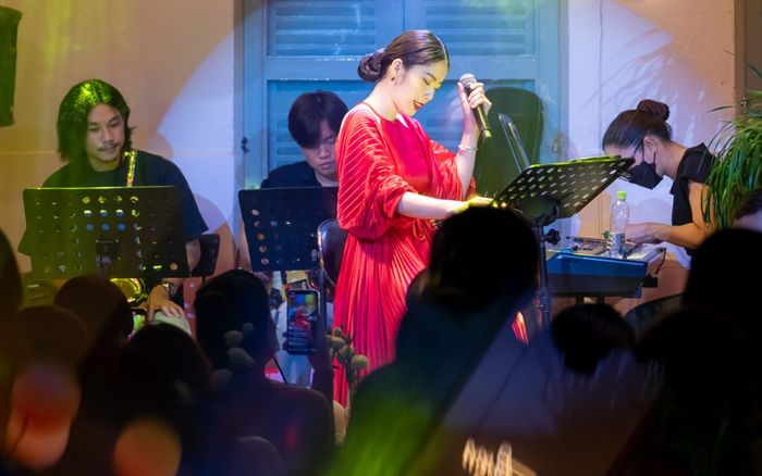 Nam Em xúc động khi thấy nhiều khán giả đứng xem show của mình