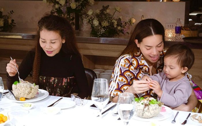 Cặp song sinh nhà Hà Hồ: Cô chị Lisa thùy mị, cậu em Leon chỉ nhìn vào ống kính thôi đã 'tấu hài'