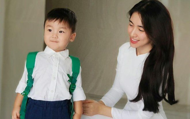 Hoà Minzy xúc động trước khoảnh khắc được bé Bo tặng hoa, kèm lời chúc mừng sinh nhật bập bẹ