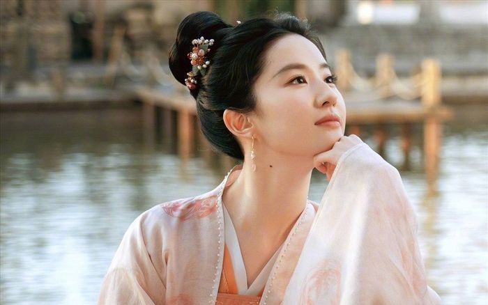 Rộ tin Lưu Diệc Phi đài từ quá kém nên đoàn đội phải đẩy mạnh đi bài nhan sắc