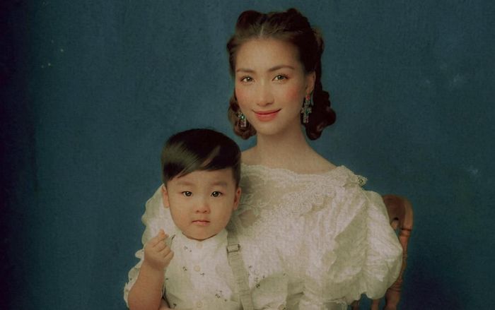 Hoà Minzy khoe ảnh mừng sinh nhật bên quý tử, cớ sao bé Bo lại chiếm trọn spotlight?