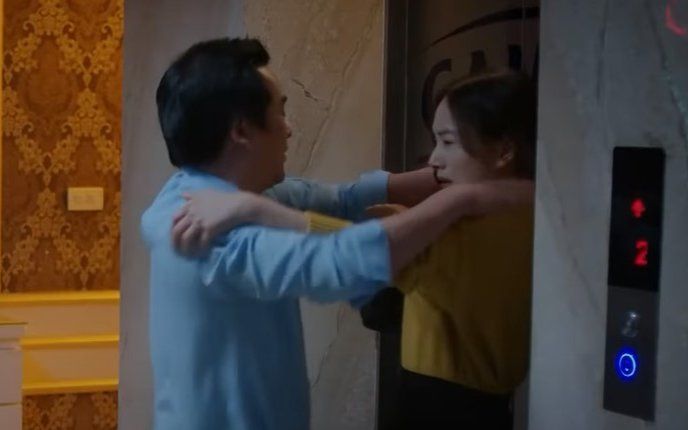 Thương Ngày Nắng Về tập 28: Khánh (Lan Phương) gặp nguy hiểm khi bị sếp bắt đi 'tiếp khách'