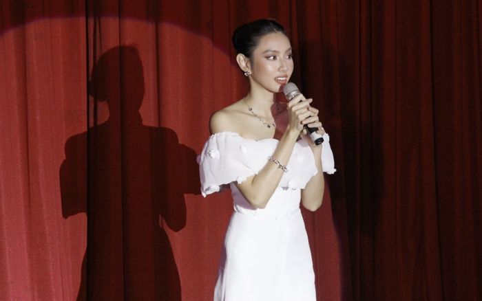 Cùng 1 bài hát, phong cách trình diễn của Thùy Tiên thời còn đi học và khi là Hoa hậu liệu có khác nhau?