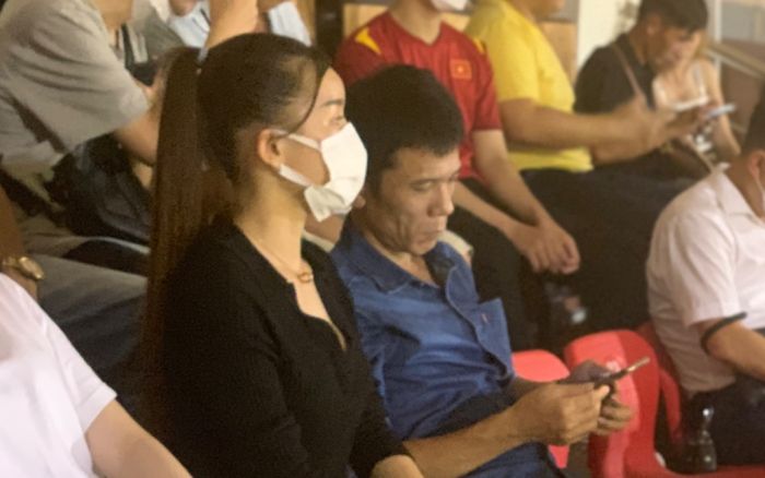 Yến Xuân đến sân cổ vũ Đặng Văn Lâm, nhan sắc bạn gái thủ môn chiếm trọn 'spotlight'