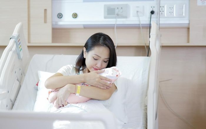 Vân Hugo đăng ảnh cận mặt ái nữ, con gái được khen giống bố 'như tạc'