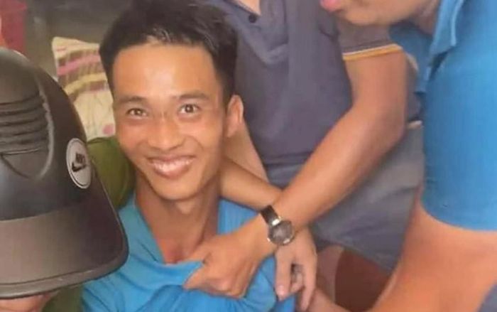 Triệu Quân Sự sau khi trốn trại mua 2 cốc chè, chủ động trả lại tiền thừa và chào hỏi rồi mới rời đi