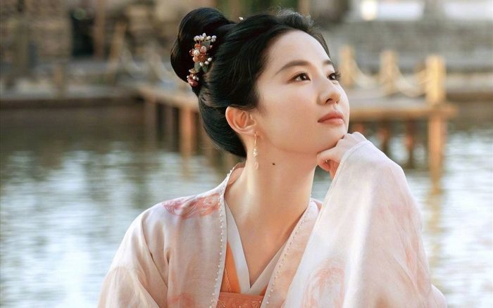 Mộng Hoa Lục: Netizen khen ngợi cảnh quỳ gối của Lưu Diệc Phi trước công đường