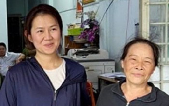 Người phụ nữ nhặt ve chai trả lại chiếc iPhone 13 cho người đánh rơi