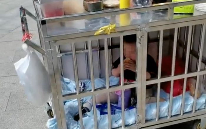 Đứa trẻ bị nhốt trong lồng sắt, tâm sự của người mẹ nhận phản ứng trái chiều