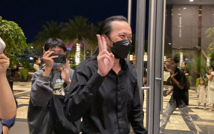 NSƯT Hoài Linh bất ngờ xuất hiện ở đám cưới của Mạc Văn Khoa, tiết lộ tình hình sức khỏe hiện tại