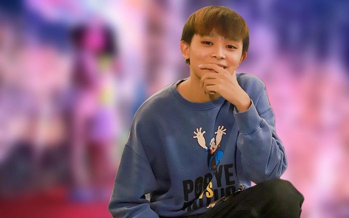 Bị fan nữ 'cưỡng hôn' trên sân khấu, Hồ Văn Cường có phản ứng ra sao?