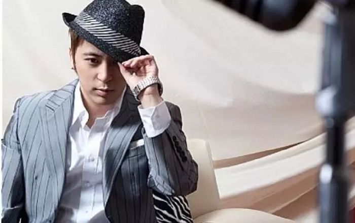 Một nam ca sĩ nổi tiếng bất ngờ qua đời ở tuổi 37