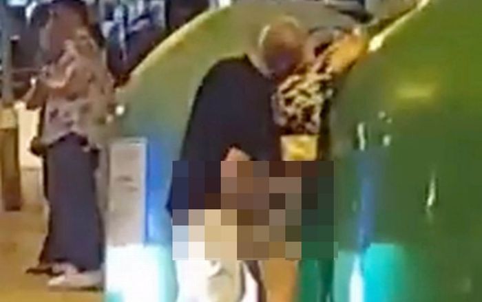 Cặp đôi thản nhiên 'thân mật' bên cạnh thùng nhựa giữa chốn đông người