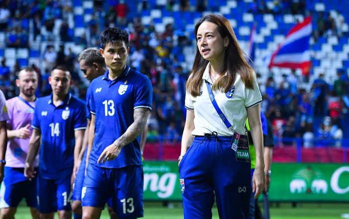 Nhiều cầu thủ tuyển Thái Lan bị tiêu chảy tấn công, Madam Pang tiếp tế đồ ăn ngon cho U23 đấu Hàn Quốc