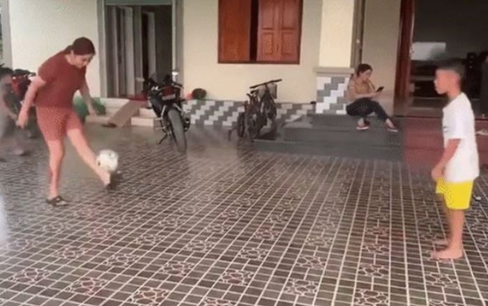 'Đã mắt' theo dõi màn tâng bóng điêu luyện của 2 mẹ con trong sân nhà