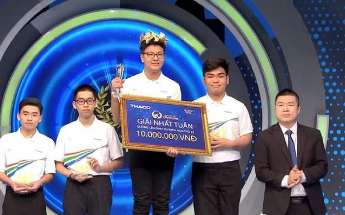 Nam sinh 'múa bài' trên sân khấu Đường lên đỉnh Olympia, lập điểm số kỷ lục