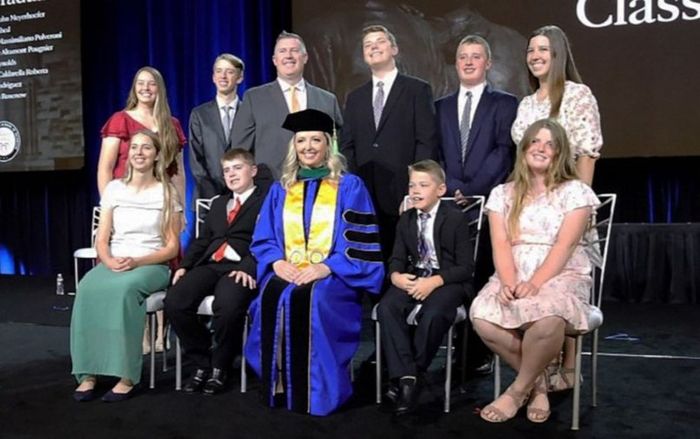 Bà mẹ 9 con hoàn thành ước mơ tốt nghiệp trường Y ở Mỹ sau 20 năm kết hôn