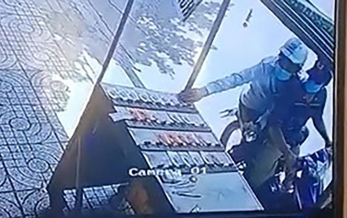'Bàn tay hư' của nam thanh niên trước quầy vé số bị camera an ninh ghi lại