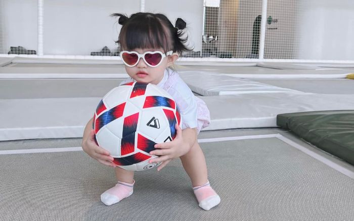 Đông Nhi 'lên tiếng' khi con gái Winnie bị con trai nhạc sĩ Dương Khắc Linh 'bơ'