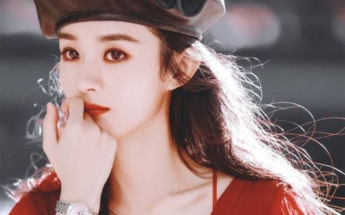 Choáng với khối tài sản khủng của Triệu Lệ Dĩnh: Ở biệt thự 500 tỷ, tặng vòng vàng cho con của Tạ Na