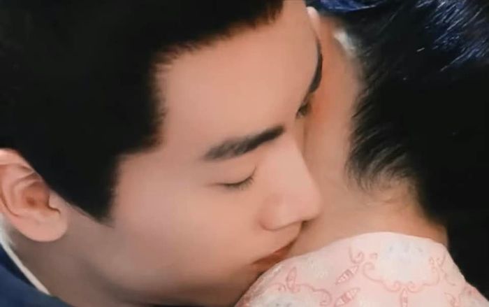 Mộng Hoa Lục: Netizen quắn quéo với nụ hôn vào vùng 'nhạy cảm' của Trần Hiểu dành cho Lưu Diệc Phi