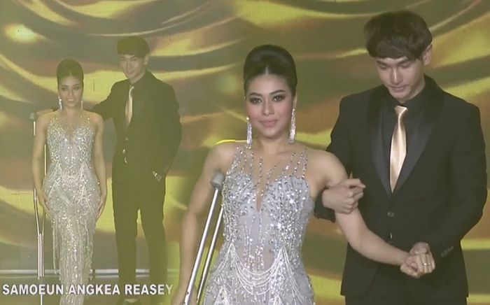 Người đẹp Campuchia đeo nạng gỗ trình diễn dạ hội: Cô gái truyền cảm hứng nhất làng hoa hậu