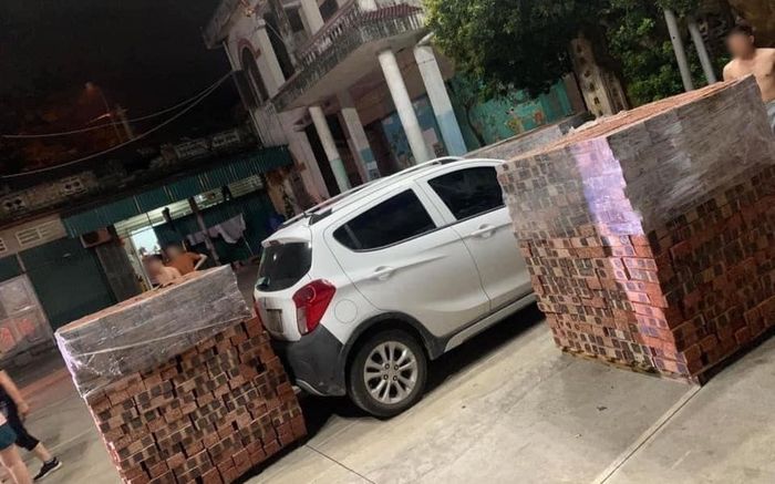 Đậu xe ngay sân chơi thể thao của cả làng, chủ ô tô 'tái mặt' khi quay lại lấy xe