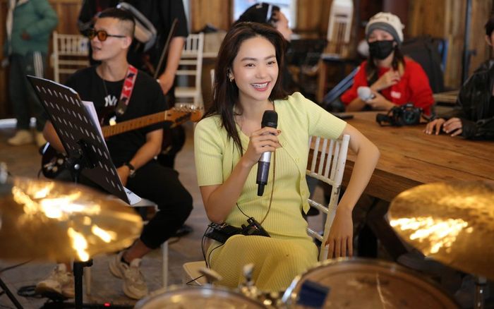 Trước thềm hôn lễ, fan 'choáng' khi thấy Minh Hằng vẫn miệt mài chạy show âm nhạc 'mệt nghỉ'