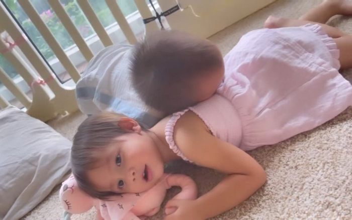 Lisa ra dáng chị ba chăm sóc cho em, Leon 'nũng nịu' dính chị không rời bằng 'tuyệt chiêu' này