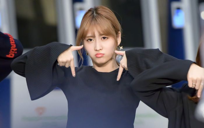 Ơn giời bí quyết trị mụn trán cho các nàng để tóc mái đây rồi!