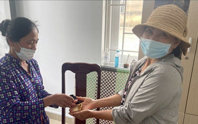 Nhặt được bọc vàng 9999 vứt ngoài chợ, cô lao công có hàng động đáng quý