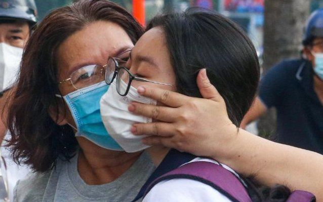 Phụ huynh đội nắng ngóng thí sinh 'vượt vũ môn' vào lớp 10