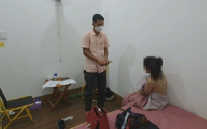 Nhận tiền của khách, quản lý quán karaoke 'điều' 2 nữ tiếp viên đi bán dâm